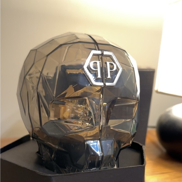 The black genderless skull watch with an adjustable strap. - Picture 3 of 4